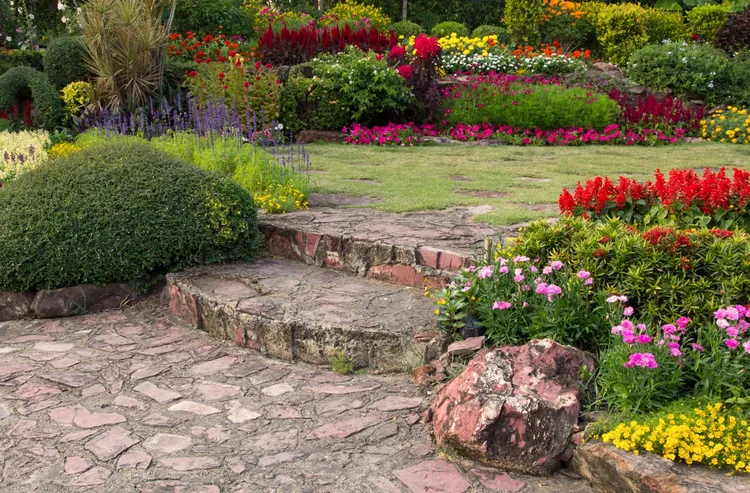 Paisagismo para a frente da casa com caminhos