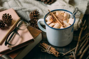 chocolate-quente-de-close-up-com-livros