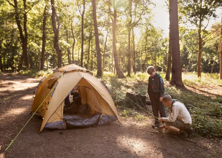 Acampamento: Equipamentos e Itens Essenciais, camping, acampamento, barraca, barraca de teto, ferias, lazer, curticao, familia, criancas, folga, trabalho